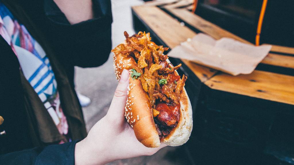 Köstlich aussehender Hot Dog an Streetfood-Festival. 
