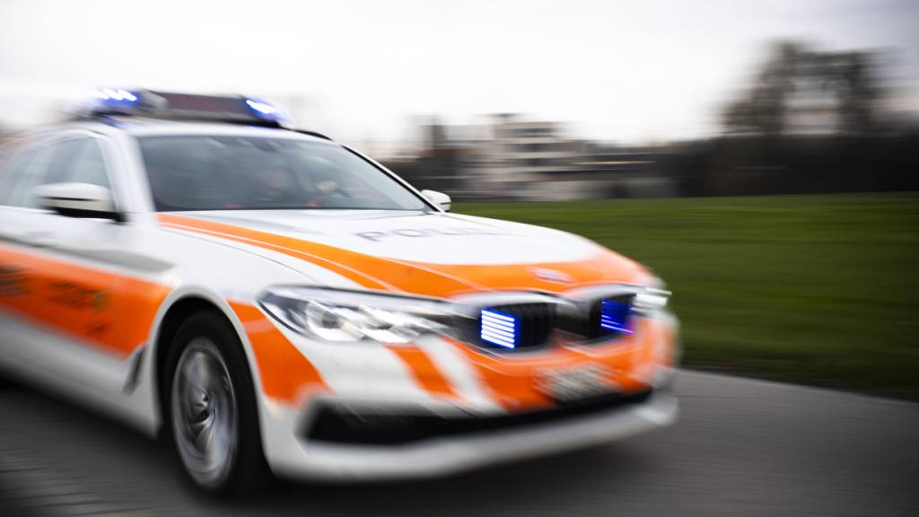 Die Kantonspolizei St. Gallen rückte am Freitagmorgen an mehrere Verkehrsunfälle im Linthgebiet aus. (Symbolbild)