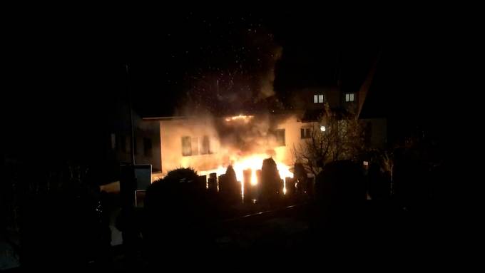 Zwei Autos gehen in Flammen auf – Brand greift auf Wohnhaus über