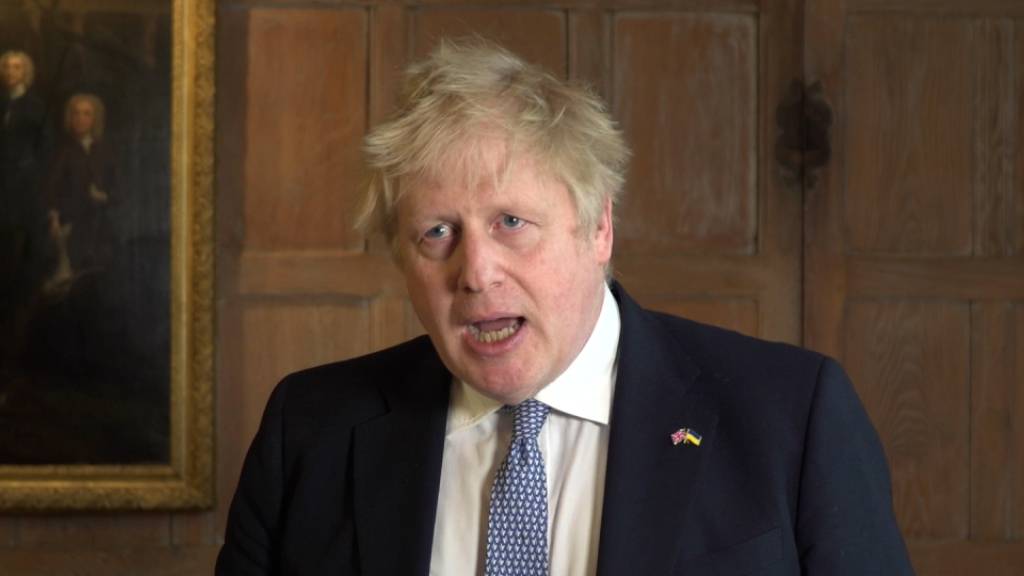 Boris Johnson, Premierminister von Großbritannien, gibt in seinem Landsitz eine Erklärung ab.