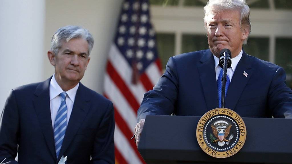 Präsident Donald Trump will dem Fed-Chef Jerome Powell (links) zwei «Tauben» zur Seite stellen. (Archivbild)