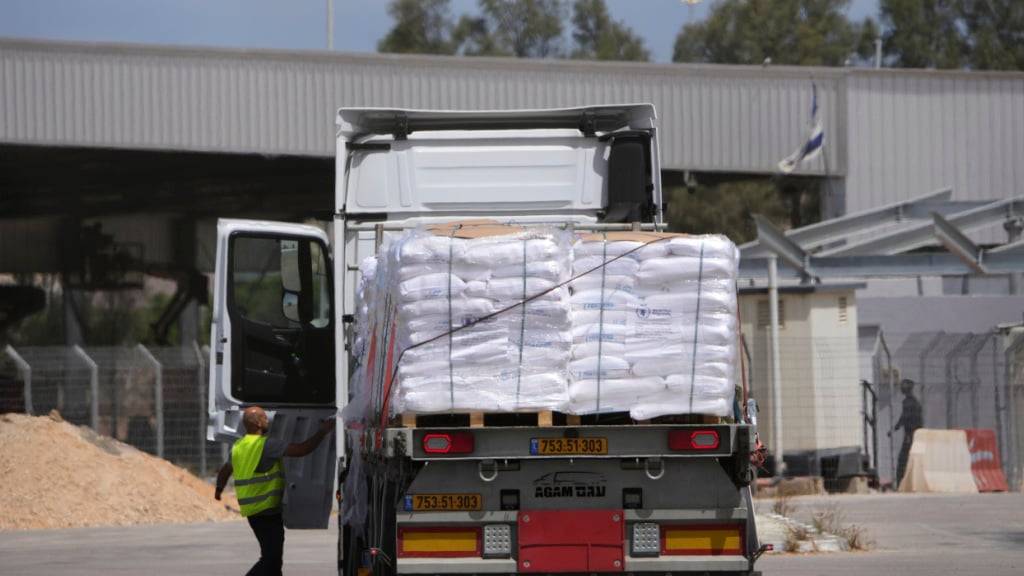 Lastwagen mit humanitärer Hilfe für den Gazastreifen stehen am Montag, 19. Mai 2025, am Grenzübergang Kerem Shalom im Süden Israels. Die israelische Regierung will nach fast dreimonatiger Blockade wieder humanitäre Hilfe in den Gazastreifen lassen. Foto: Ohad Zwigenberg/AP/dpa
