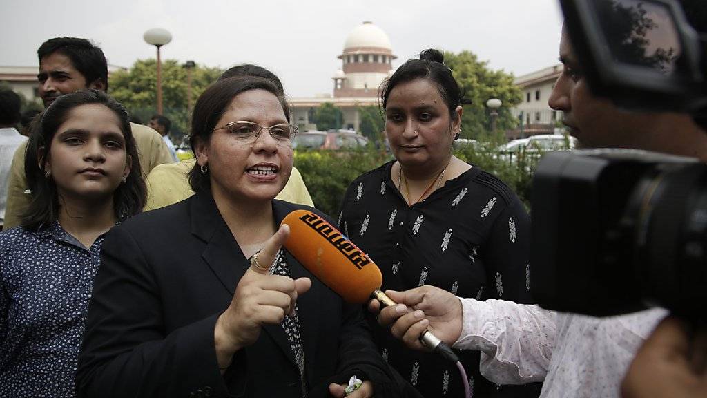 Eine Sprecherin des Obersten Gerichts erläutert vor den Medien in Delhi den Entscheid zur muslimischen «Sofort-Scheidung».