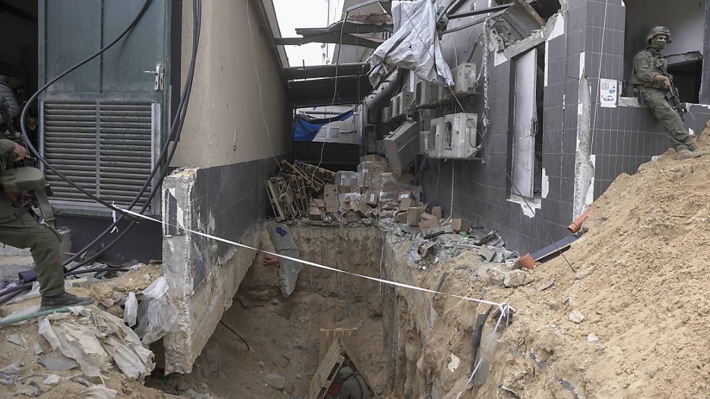 Israelische Soldaten zeigen den Medien einen unterirdischen Tunnel, der unter dem Schifa-Krankenhaus gefunden wurde. Foto: Victor R. Caivano/AP/dpa