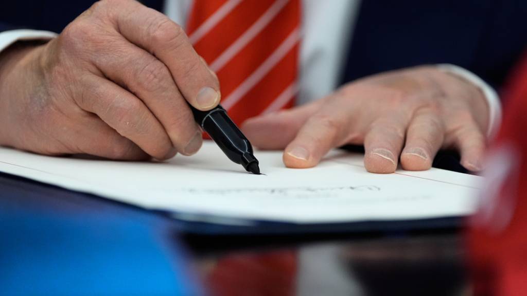 US-Präsident Donald Trump unterzeichnet im Oval Office des Weißen Hauses in Washington ein Haushaltsgesetz, das den teilweisen Stillstand der Bundesregierung beendet. Foto: Alex Brandon/AP/dpa
