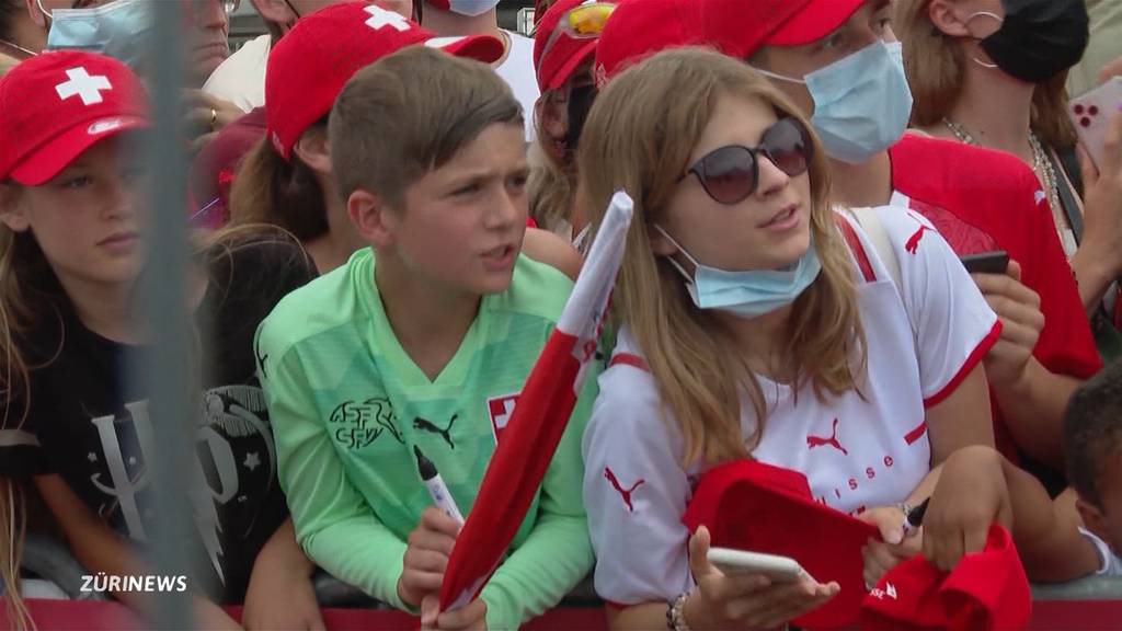 «Wir sind trotzdem stolz»: Fans empfangen Schweizer Nati am Flughafen Zürich