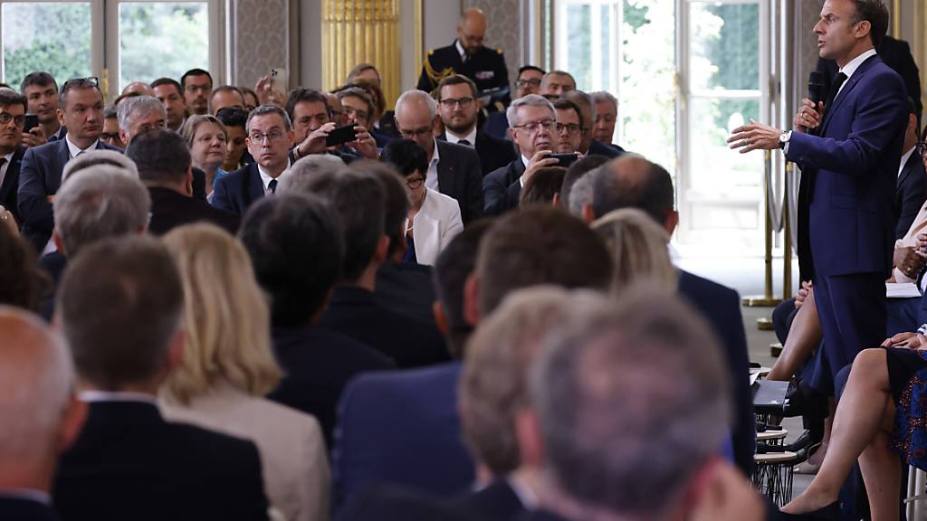 Emmanuel Macron (r), Präsident von Frankreich, spricht während eines Treffens im Elysee-Palast zu den Bürgermeistern aus Städten und Gemeinden, in denen die Ausschreitungen, nach dem Tod eines Jugendlichen bei einer Polizeikontrolle, besonders heftig waren. Foto: Ludovic Marin/POOL AFP/AP/dpa