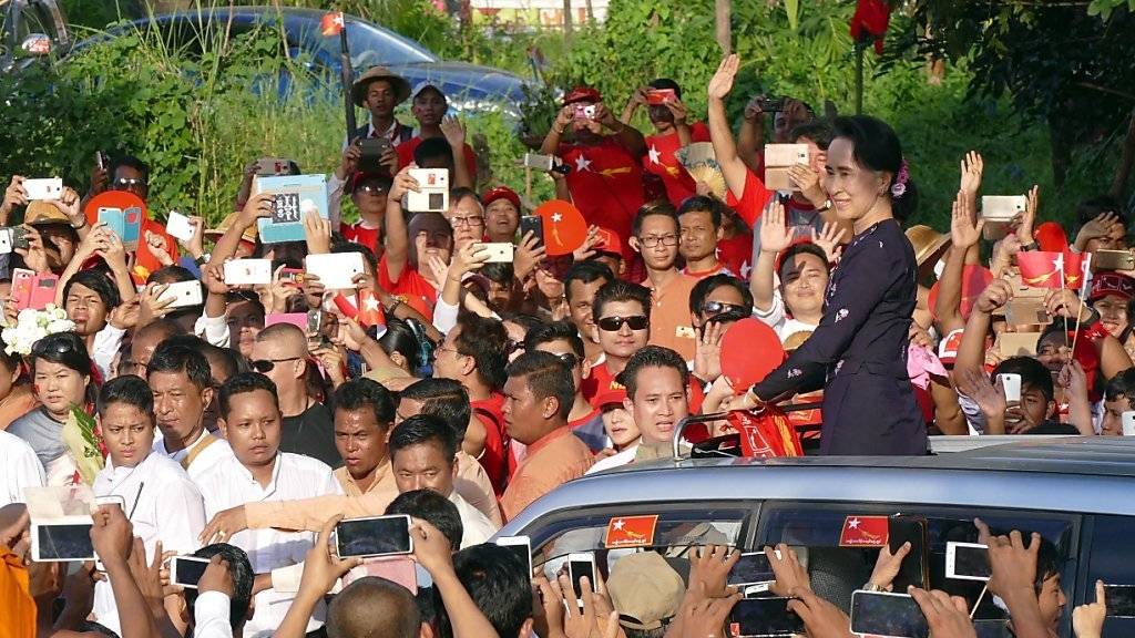 Aung San Suu Kyi wird in Rangun von zehntausenden Anhängern empfangen.