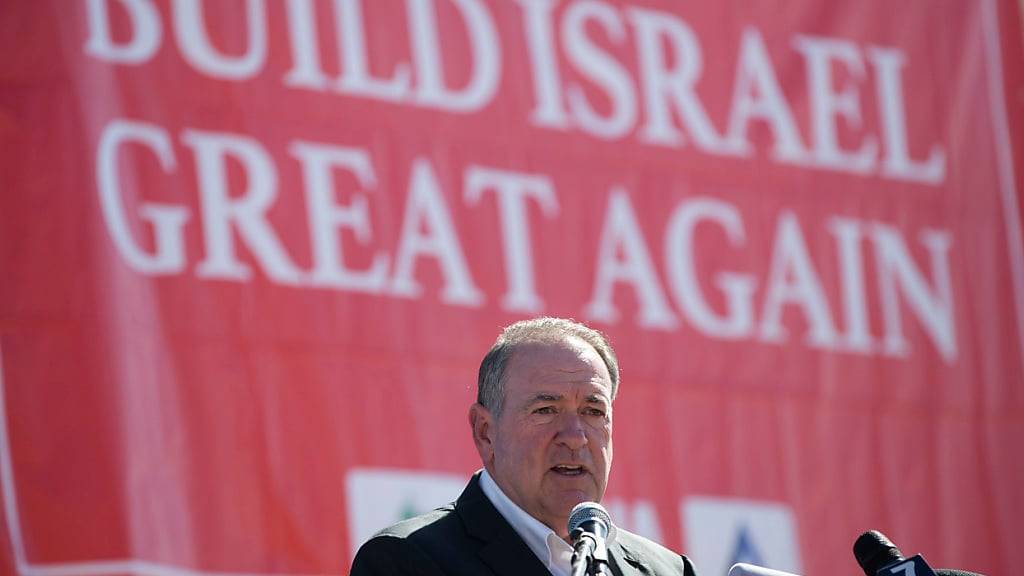 ARCHIV - Mike Huckabee, der ehemalige Gouverneur des US-Bundesstaates Arkansas, spricht in der jüdischen Siedlung im Westjordanland zu Journalisten. Foto: Oded Balilty/AP/dpa/Archivbild