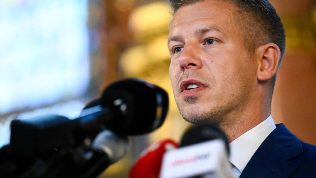 Der gewählte Ministerpräsident Peter Magyar, Vorsitzender der Tisza-Partei, spricht nach der Vorbereitung für die Eröffnungssitzung des Parlaments im Parlamentsgebäude zu Medienvertretern. Foto: Robert Hegedus/MTI via AP/dpa - ACHTUNG: Nur zur redaktionellen Verwendung und nur mit vollständiger Nennung des vorstehenden Credits