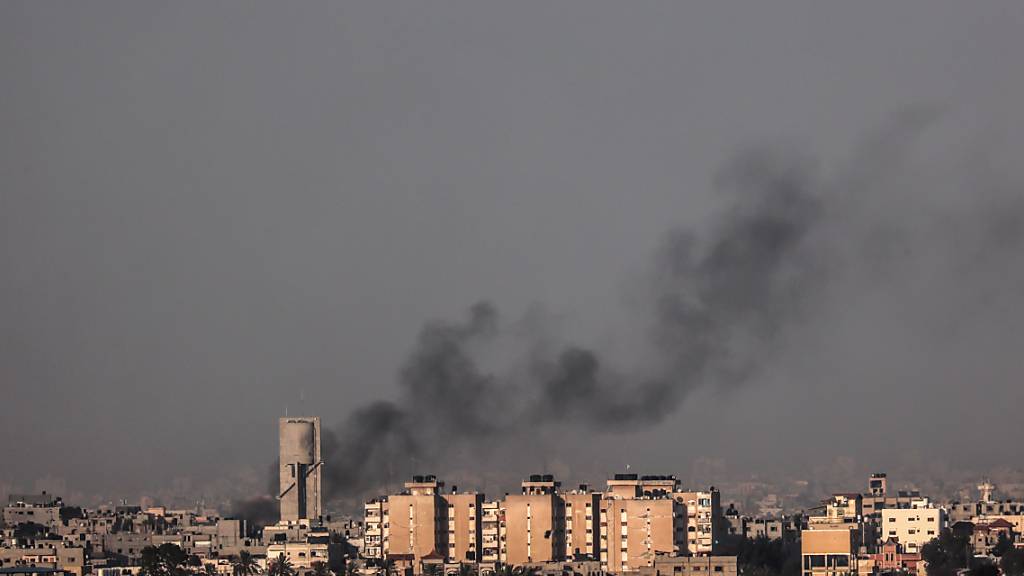 Nach israelischen Angriffen steigt Rauch über Rafah im Gazastreifen auf. Foto: Abed Rahim Khatib/dpa