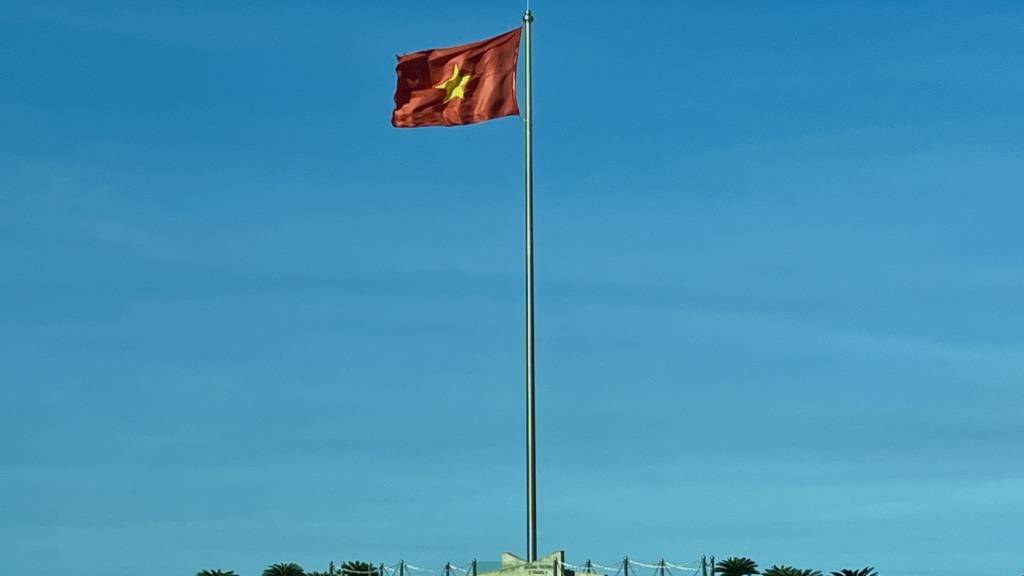 ARCHIV - Die Flagge von Vietnam ist in der Stadt Nha Trang an der südlichen Küste zu sehen. Foto: Carola Frentzen/dpa/Symbolbild