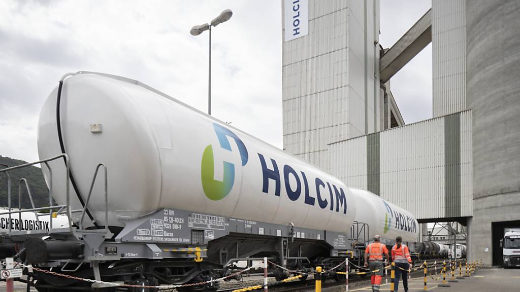 Der Zementkonzern Holcim blickt trotz weniger Umsatz und Betriebsgewinn auf ein solides erstes Semester zurück. (Archivbild)