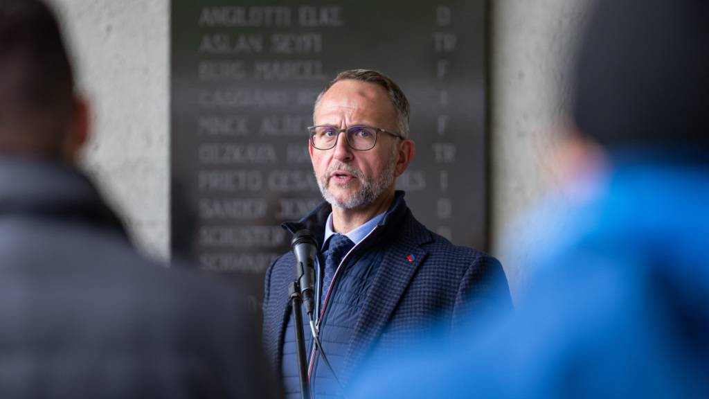 Der Tessiner Regierungsrat Norman Gobbi spricht an der Gedenkfeier für die beim verheerenden Brand im Gotthard-Strassentunnel ums Leben gekommenen Menschen.