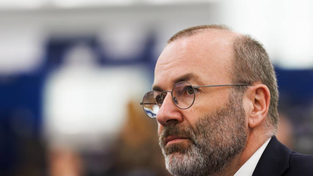 ARCHIV - Manfred Weber (CSU), Fraktionsvorsitzender der Fraktion EVP, sitzt im Gebäude des Europäischen Parlaments. (zu dpa: «EVP-Chef Weber: Kontrolliere nicht Chatgruppen von Mitarbeitern») Foto: Philipp von Ditfurth/dpa