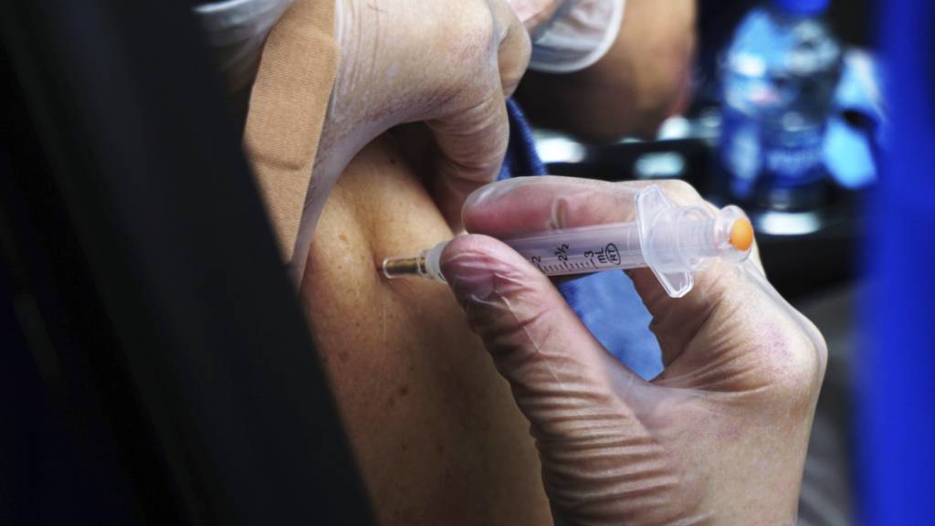ARCHIV - Eine Person erhält einen Covid-19-Impfstoff in einer regionalen Impfstelle im US-Bundesstaat Texas. Foto: Miguel Roberts/The Brownsville Herald/AP/dpa - ACHTUNG: Nur zur redaktionellen Verwendung und nur mit vollständiger Nennung des vorstehenden Credits