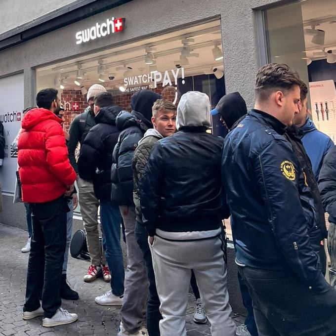 Wegen neuer Uhr: Kunden überrennen Swatch-Läden