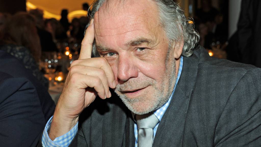 ARCHIV - Christian Kohlund, Schauspieler, sitzt beim traditionellen Adventsessen der ARD im Bayerischen Hof. Foto: Ursula Düren/dpa
