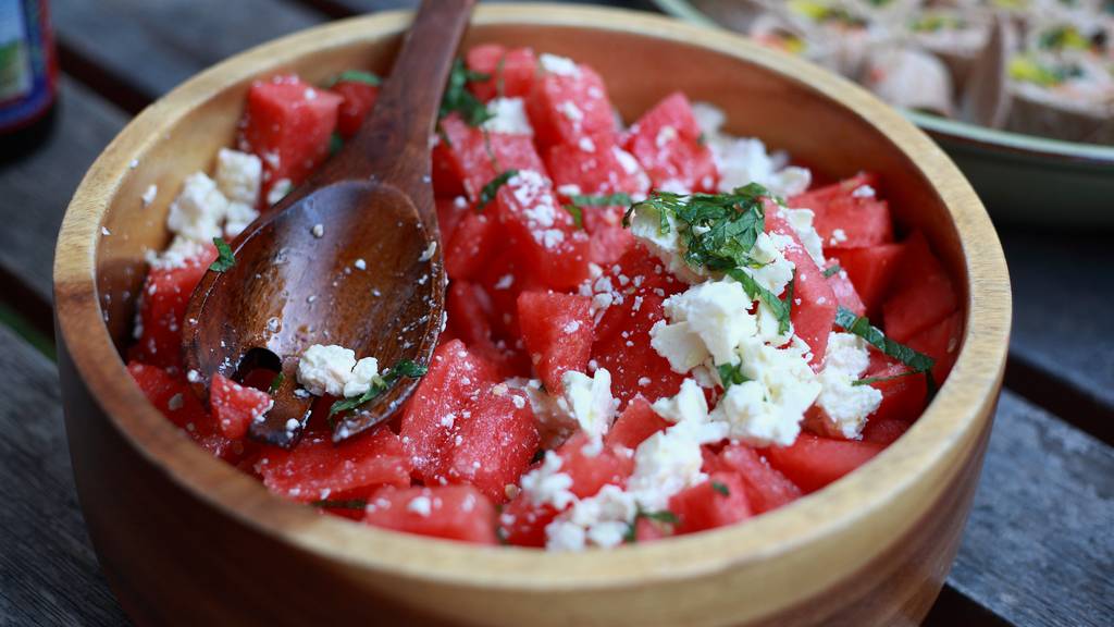 Ein Wassermelonen-Feta-Salat ist vor allem an den warmen Tagen sehr empfehlenswert.
