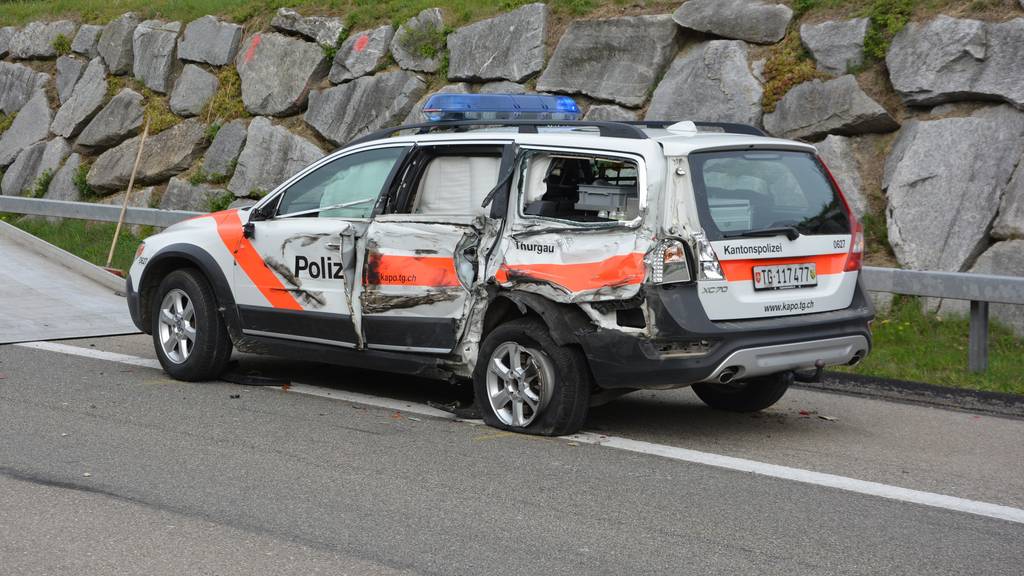 Das Thurgauer Polizeiauto wurde seitlich angefahren, zwei Personen wurden verletzt.