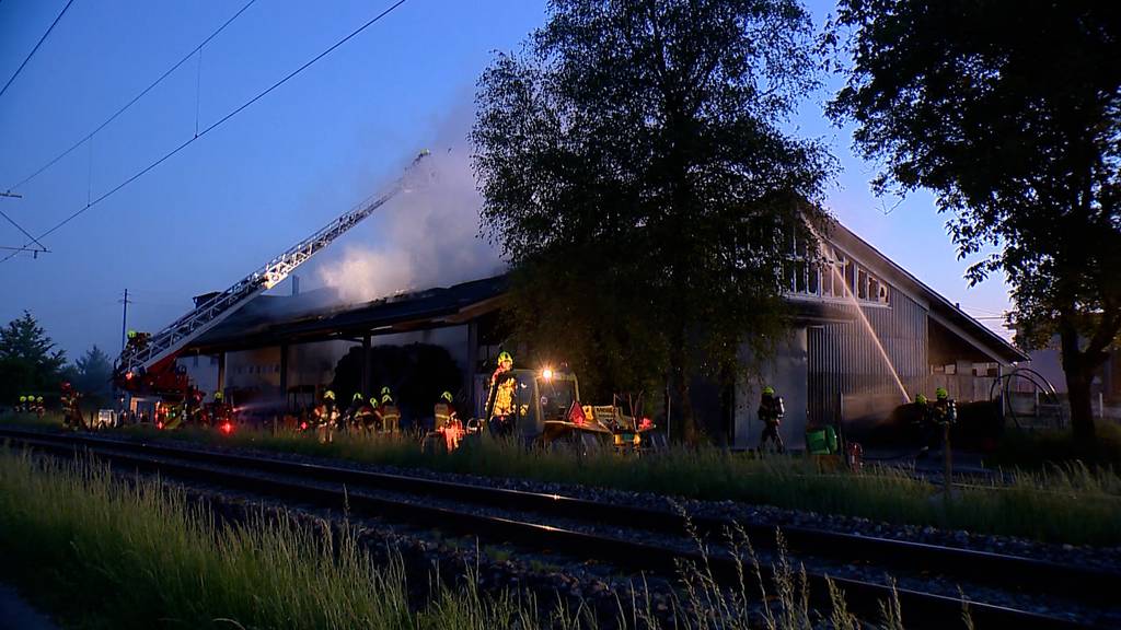 Brand in Wiler bei Utzenstorf BE gelöscht - Bahnlinie wieder offen