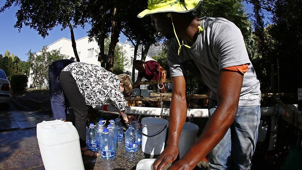 Die Bewohner der südafrikanischen Metropole Kapstadt müssen Wasser sparen: Neu sind nur noch 50 statt 87 Liter pro Tag und Person erlaubt. (Archivbild)