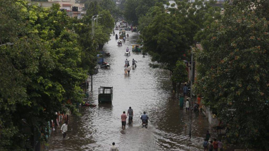 Eine überschwemmte Strasse in Ahmadabad im indischen Bundesstaat Gujarat. (Archivbild)