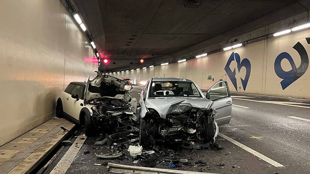 Beim Unfall im St. Johanns-Tunnel BS waren drei Autos involviert.