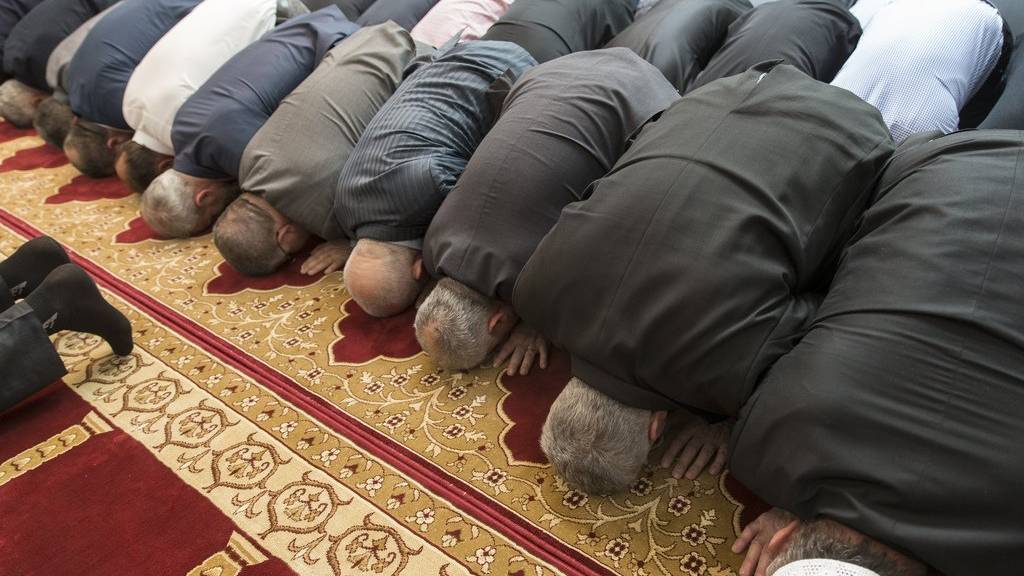 Muslime beim Gebet in einer Schweizer Moschee. (Symbolbild)