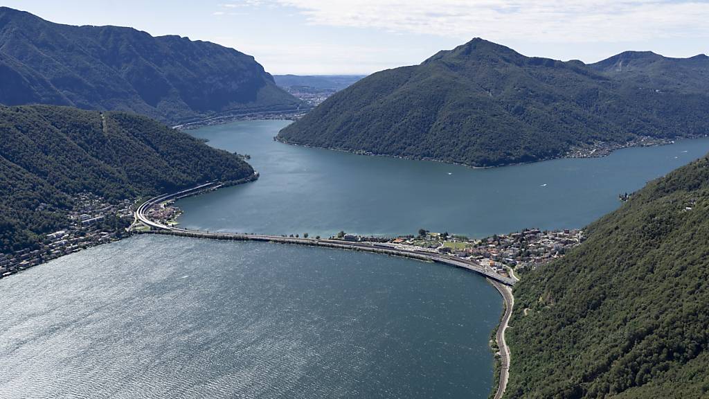 Wegen des erhöhten Seespiegels können die Schiffe auf dem Luganersee derzeit den Damm von Melide nicht passieren. (Archivbild)