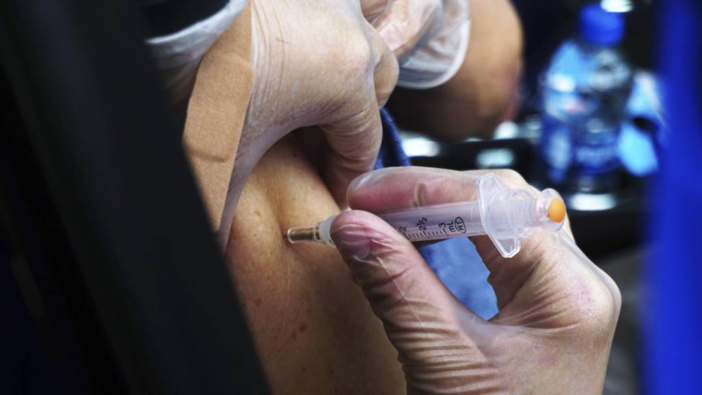 ARCHIV - Eine Person erhält einen Covid-19-Impfstoff in einer regionalen Impfstelle im US-Bundesstaat Texas. Foto: Miguel Roberts/The Brownsville Herald/AP/dpa