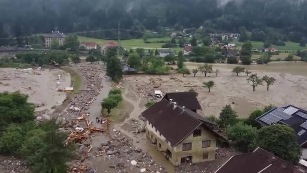 Schweres Unwetter in Österreich verwüstet ganze Dörfer - Ein Toter