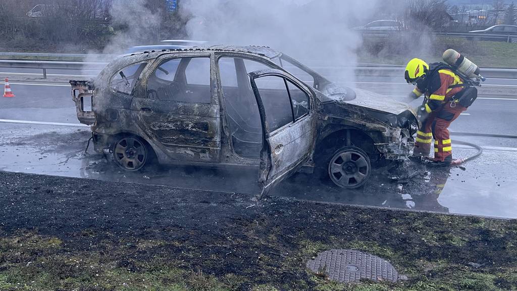 Auto brannte auf Autobahn vollständig aus – Stau im Morgenverkehr