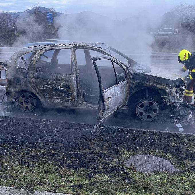 Auto brannte auf Autobahn vollständig aus – Stau im Morgenverkehr