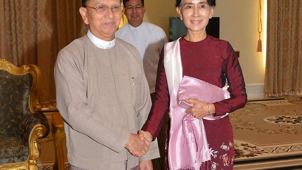 Präsident Thein Sein verspricht eine rasche Übergabe der Macht. an die Wahlsiegerin Suu Kyi. Diese darf jedoch laut Verfassung nicht selber Präsidentin werden.
