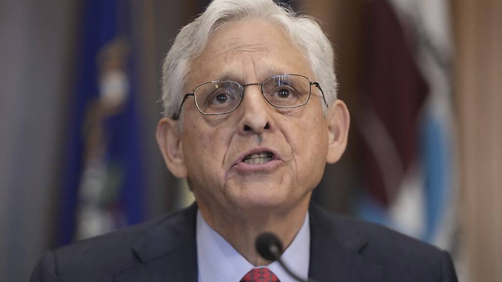 ARCHIV - US-Justizminister Merrick Garland spricht während einer Sitzung der Task Force für Wahlbedrohungen des Justizministeriums. Foto: Mark Schiefelbein/AP/dpa