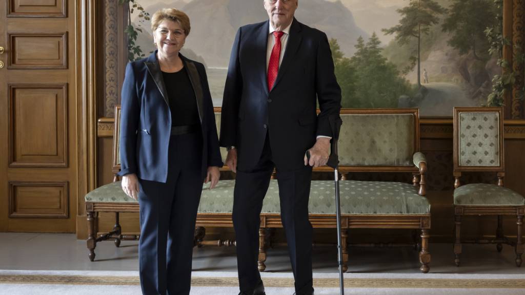 Die damalige Bundespräsidentin Viola Amherd im Februar 2024 in Oslo bei König Harald V. (Archivbild)