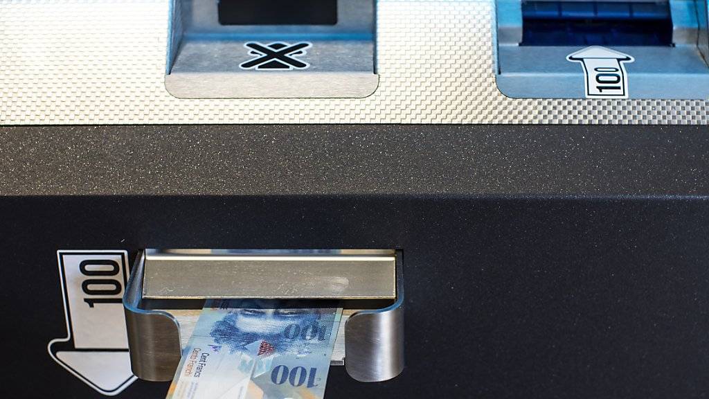 Bitcoins können derzeit einiuges günstiger erstanden werden als noch vor wenigen Tagen. Im Bild: Ein Bitcoin-Automat in Zug, fotografiert im September 2018.
