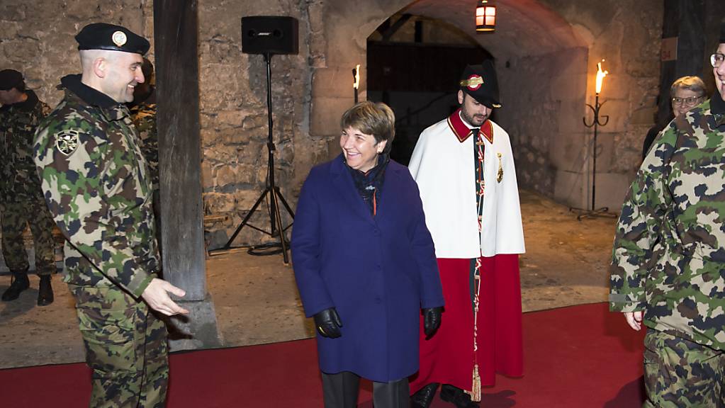 Die Standarte ging vom scheidenden Armeechef Philippe Rebord (rechts) via Verteidigungsministerin Viola Amherd an den neuen Armeechef Thomas Süssli (links).