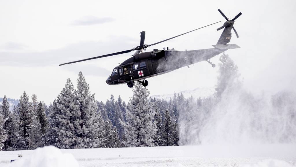 Ein Blackhawk-Hubschrauber der US-Armee hebt ab, um Skifahrer zu bergen, die bei einem Lawinenabgang ums Leben gekommen sind. Foto: Stephen Lam/San Francisco Chronicle/AP/dpa - ACHTUNG: Nur zur redaktionellen Verwendung und nur mit vollständiger Nennung des vorstehenden Credits