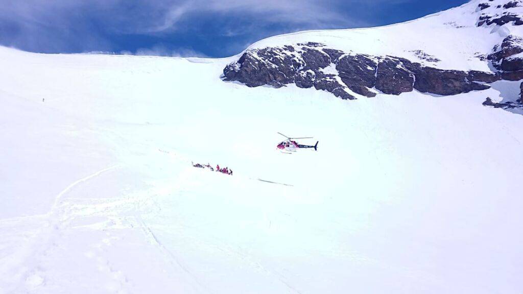 Beim Aufstieg zum Tödi brach eine Schneebrücke unter einem 43-jährigen Alpinisten ein: Rettungskräfte am Bifertenfirn.