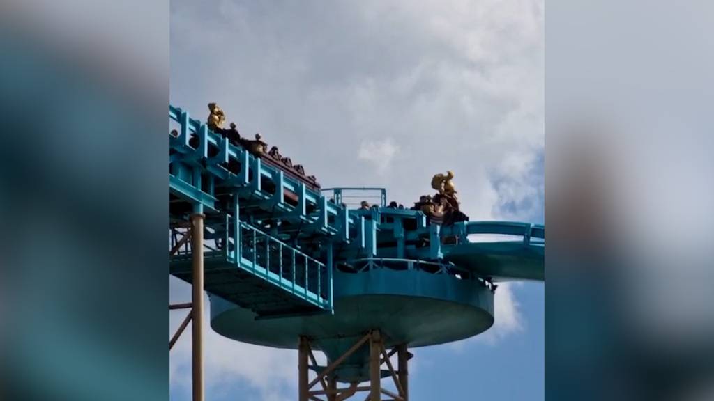 Besuchende stecken auf Wasserbahn im Europa-Park fest