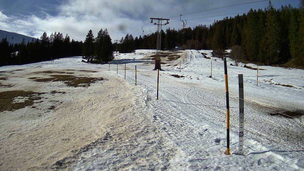 Tiefer gelegene Berner Skigebiete leiden: «Wir brauchen Neuschnee»