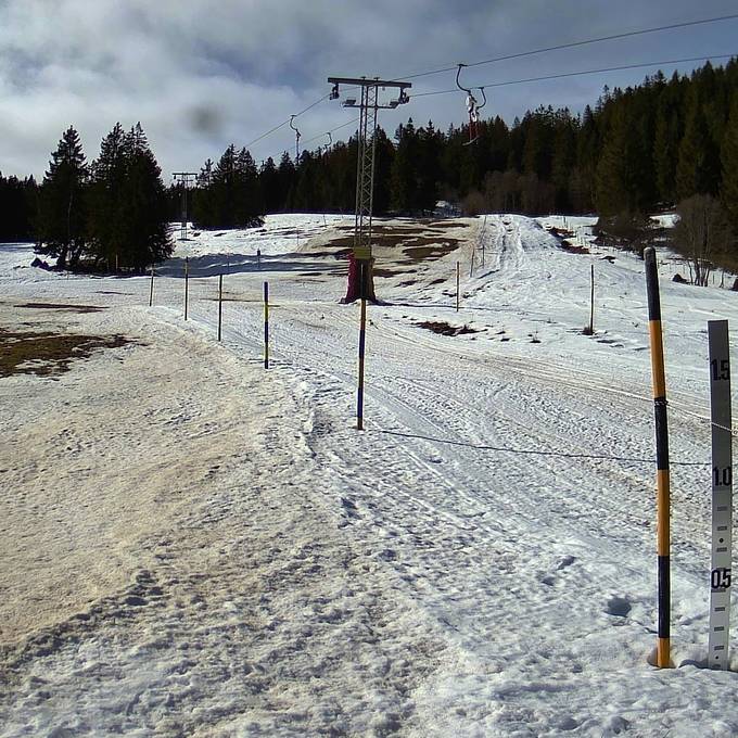 Tiefer gelegene Berner Skigebiete leiden: «Wir brauchen Neuschnee»