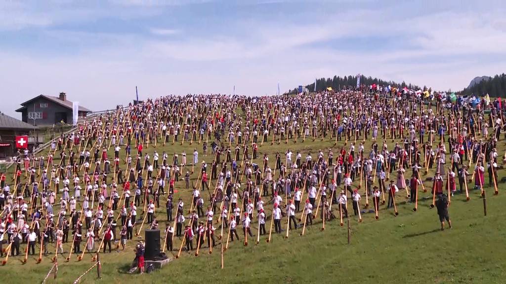 1000-köpfiges Alphorn-Ensemble knackt Weltrekord auf der Klewenalp