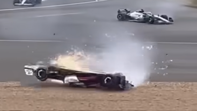 Formel-1-Fahrer Zhou übersteht Horror-Crash