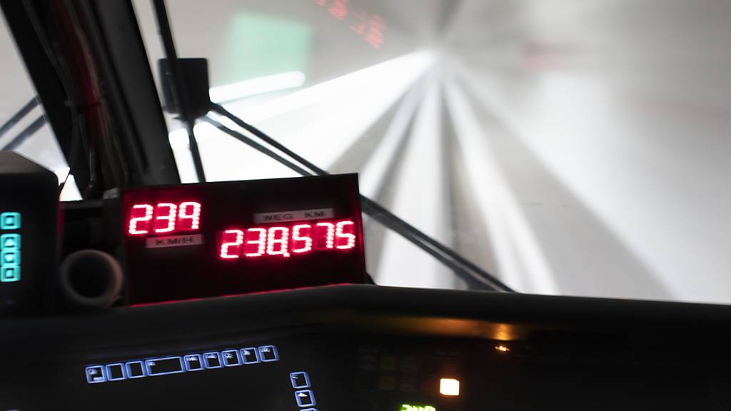 Blick aus dem Führerstand während einer Testfahrt durch den neuen Ceneri-Basistunnel im Kanton Tessin im Mai 2020. (Archivbild)