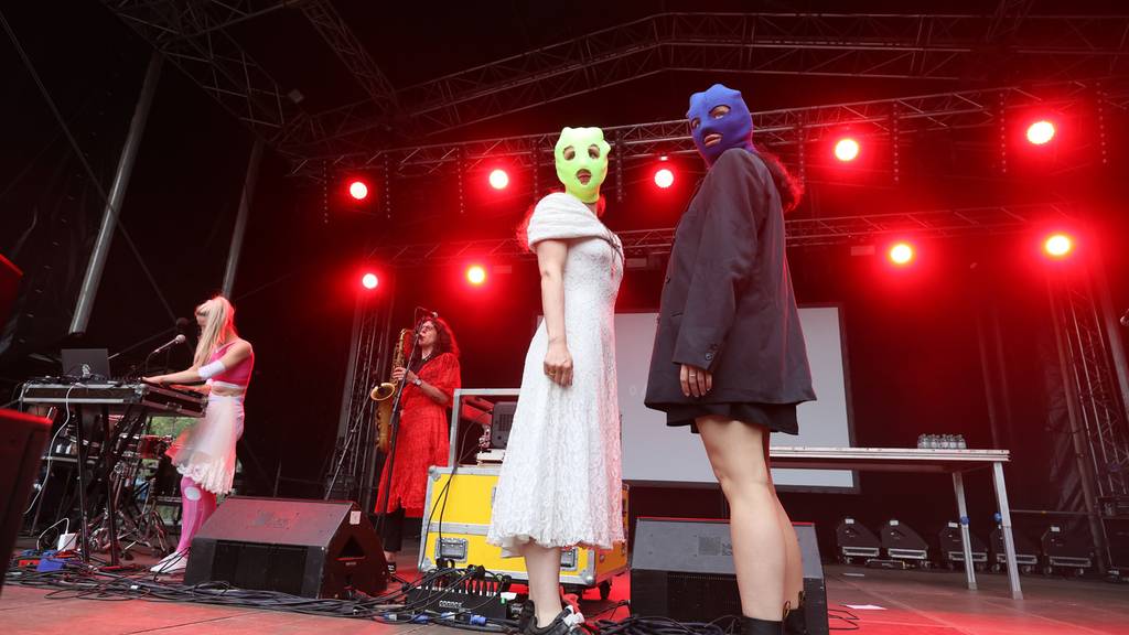Die russische Musikgruppe Pussy Riot im Juli bei einem Auftritt am Rudolstadt Festival.