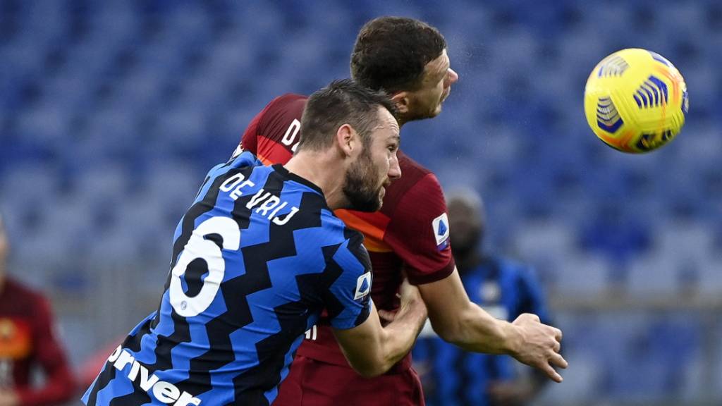 Ein ausgeglichenes Duell: AS Roma (Edin Dzeko/hinten) und Inter Mailand (Stefan de Vrij) trennen sich 2:2.