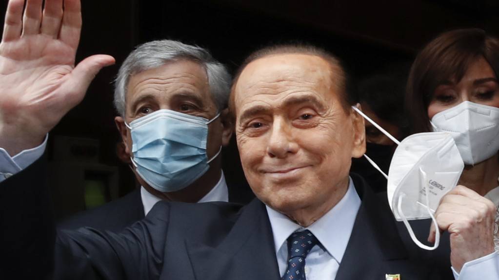 ARCHIV - Silvio Berlusconi, ehemaliger Premierminister von Italien winkt Medienvertretern zu während er in der Abgeordnetenkammer eintrifft, um Draghi zu treffen. Foto: Alessandra Tarantino/AP/dpa
